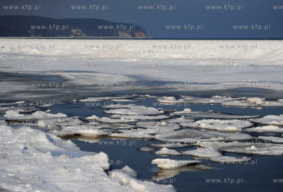 Sopot. Zimowa sceneria na plazy i sopockim molo. 16.02.2012...