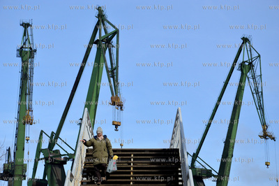 Gdansk. Dzwigi Stoczn Gdanskiej i kladka dla pieszych...
