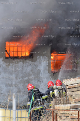 Pozar malarni firmy Indusco przy ul. Hutniczej w Gdyni,...