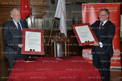 W Dworze Artusa, odbyla sie uroczystosc podpisania...