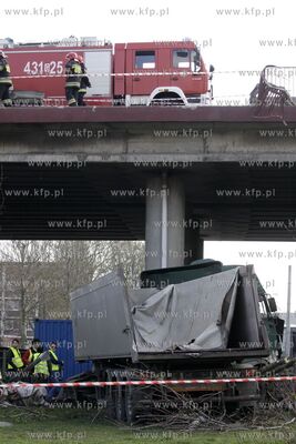 Wypadek na na Estakadzie Kwiatkowskiego w Gdyni. Jadaca...