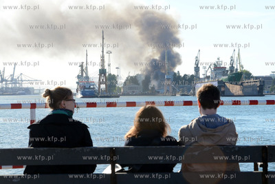 Pozar hali na terenie stoczni Marynarki Wojennej w...