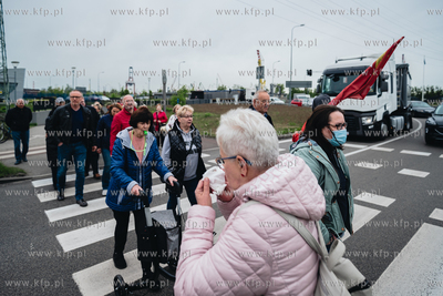 Mieszkańcy Nowego Portu  wyszli na ul. Marynarki Polskiej,...