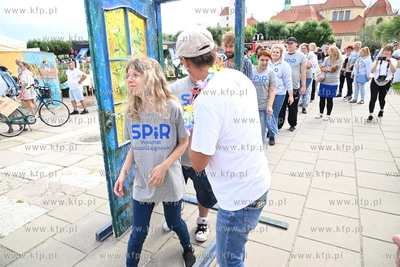 Symboliczne przejście przez Drzwi do Tolerancji. Marsz...