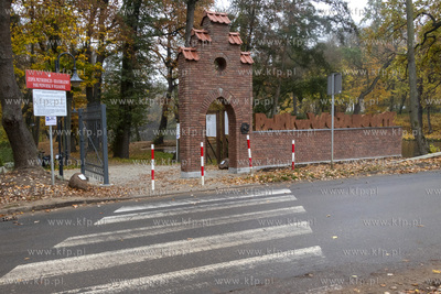 Historyczne wejście wraz z fragmentem zabytkowej bramy...