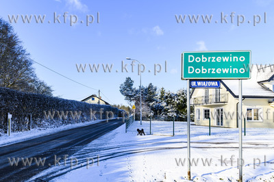 Zima we wsi Dobrzewino na Kaszubach w powiecie wejherowskim....
