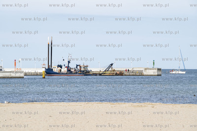 Plaża w Sopocie. Nz. Rura refulacyjna do pogłębienia...