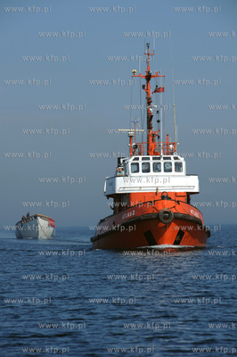 Zniszczony kadłub zaglowca Gen. Zaruski został odholowany...