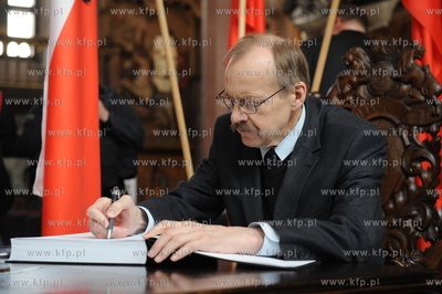 Po katastrofie lotniczej, w ktorej zginela m.in. para...