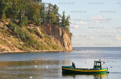 Gdynia, Orlowo. Kuter rybacki ORL-10 wraca z porannego...