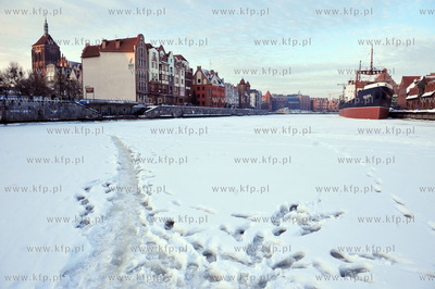 Zimowy Gdansk widziany z perpektywy zamarznietej Motlawy....