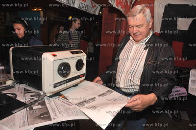Gazeta Rock Cafe na ulicy Tkackiej w Gdansku. Jeden...