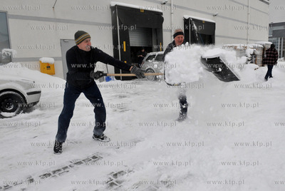 Obfite opady sniegu w Gdansku. Nz. Pracownicy firmy...