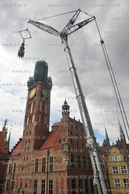 Po zdemontowaniu szczytowej czesci helmu wiezy Ratusza...