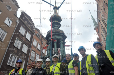 Po zdemontowaniu szczytowej czesci helmu wiezy Ratusza...