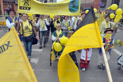 XIII Swiatowy Zjazd Kaszubow w Leborku. Barwny korowod...