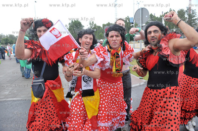 Gdansk. Hiszpanscy i irlandzcy kibice w drodze na PGE...