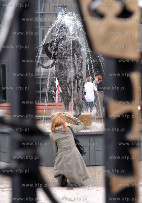 Odsloniecie fontanny Netuna na dziedzincu Kwartalu...
