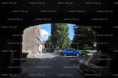 Gdansk. Brama pomiedzy ul. Swierojanska, a Slomiana....