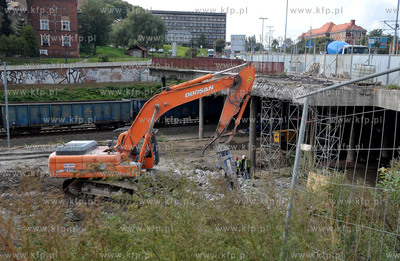 Wyburzanie fragmentu wiaduktu na ul. Armii Krajowej...