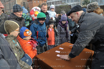 Gdanska Parada Niepodleglosci. Inscenizacja gry w trzy...