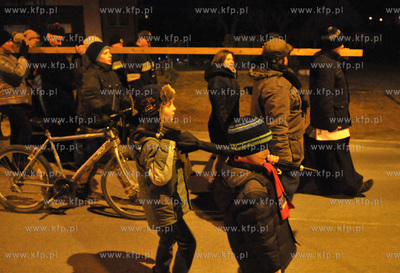 Droga krzyzowa przeszla ulicami kaszubskiego Zukowa...