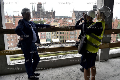 Uroczystosc zawieszenia wiechy na budowanym kompleksie...