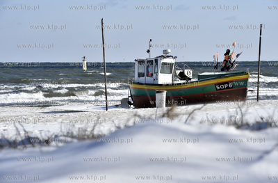 Sopot zimą. Łodzie rybackie na plaży przy przystani...
