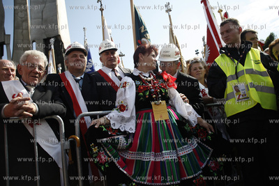 Gdansk. Plac Solidarnosci. Uroczysta msza sw. z okazji...