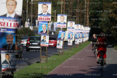 Gdynia. Wybory do sejmu i senatu. Nz. plakaty wyborcze...