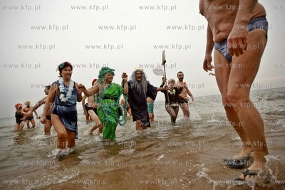 Noworoczna zimowa kapiel  gdanskich morsow na plazy...