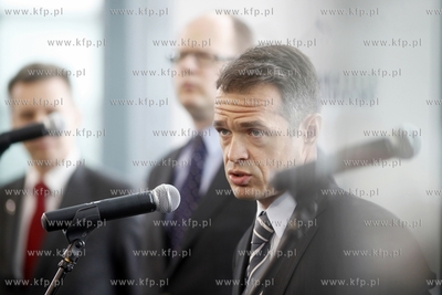 Gdańsk. Konferencja prasowa ministra transportu budownictwa...