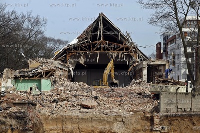 Gdansk. Wyburzanie budynku bylego kina Znicz przy ul....