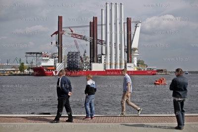 Port Gdynia. Statek - jednostka sluzaca budowie morskich...
