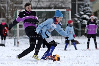 Gdansk Zaspa. Pilkarski turniej dzikich druzyn Do przerwy...