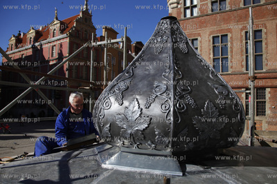 Montaz wyremontowanej kopuly na przedprozu Dworu Artusa...