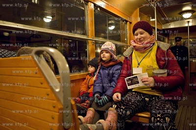 Świąteczny tramwaj Enka z 1952 r. udekorowana 150-metrowym...