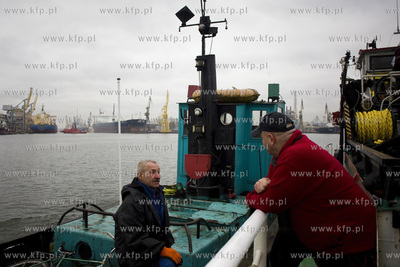 Transport historycznego holownika Okoń z przystani...