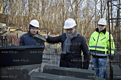 Uroczystość wmurowania kamienia węgielnego, pod
budowę...