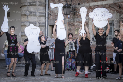 Gdańsk. ul. Długa i Długi Targ. Parada na zakończenie...
