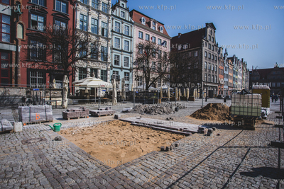 Układanie fragmentu próbnej nawierzchni z kostki...