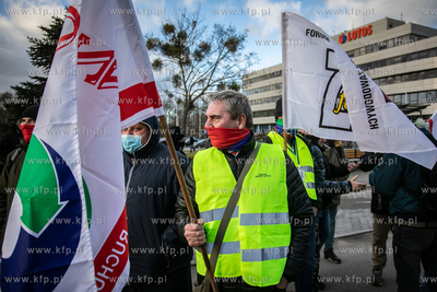 Pikieta pracowników Grupy Lotos pod biurowcem rafinerii,...
