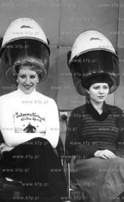 W zakladzie fryzjerskim. 1980 Fot. Zbigniew Kosycarz...