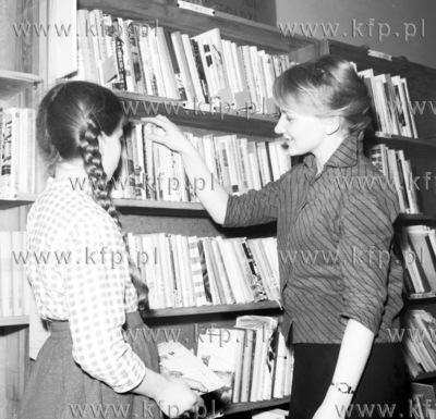 W bibliotece. 0001887z 1963 Fot. Zbigniew Kosycarz...