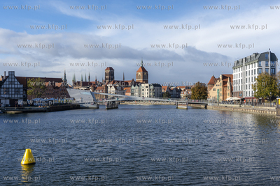 Gdańsk. Widok na zwodzoną kładkę i na Rybackie...