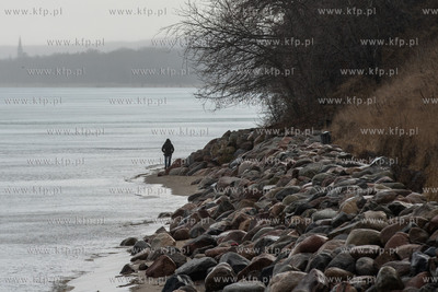 Gdynia  Orłowo. Morze znowu zabrało plażę w Orłowie....
