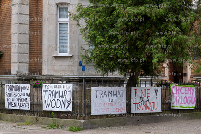 Gdańsk, ulica Bohaterów Getta Warszawskiego. Mieszkańcy...