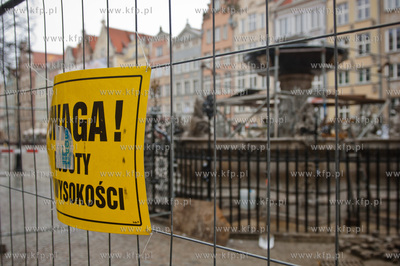 Gdansk. Dlugi Targ. Montaz odrestaurowanej misy fontanny...