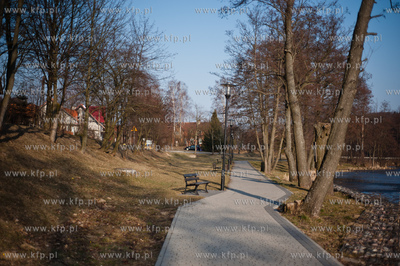 Kaszuby. Przywidz. Deptak wzdluz Jeziora Przywidzkiego.
17.03.2012
fot....