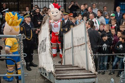 Marynarze okretu rakietowego ORP Orkan transportuja...